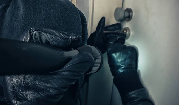 Criminal Picking Lock Met Zwart Lederen Handschoenen Nachts — Stockfoto