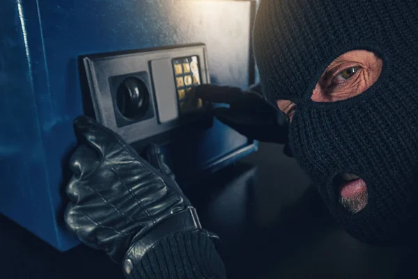 Burglar Намагається Знайти Комбінаційний Код Сейфа — стокове фото