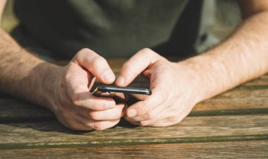 adam akıllı telefon yazarak