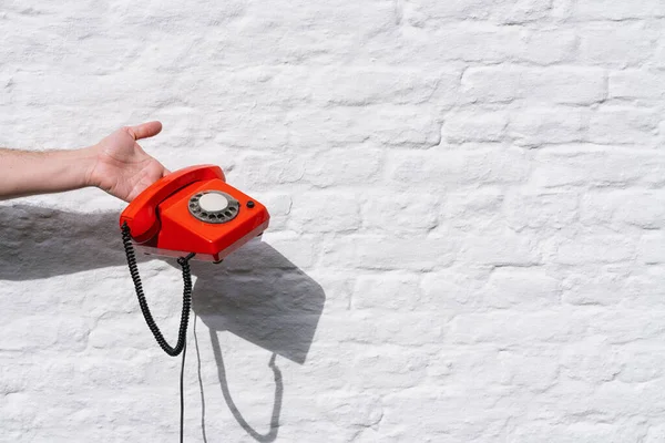 白いレンガの壁に赤い電話をかけ — ストック写真