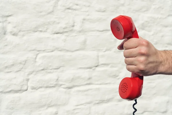 Tuğla Duvarda Kırmızı Bir Cep Telefonu — Stok fotoğraf