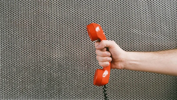 Hand Hält Einen Roten Telefonhörer Bürokonzeptbild — Stockfoto