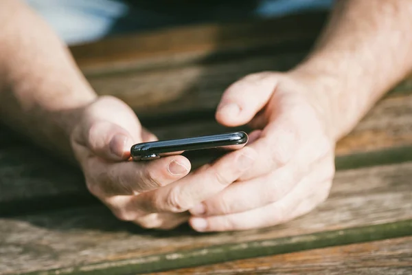 Man Hand Typen Smartphone — Stockfoto