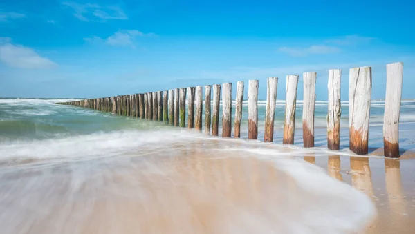 Proudový Jistič Dřevěných Kůlů Pláži — Stock fotografie
