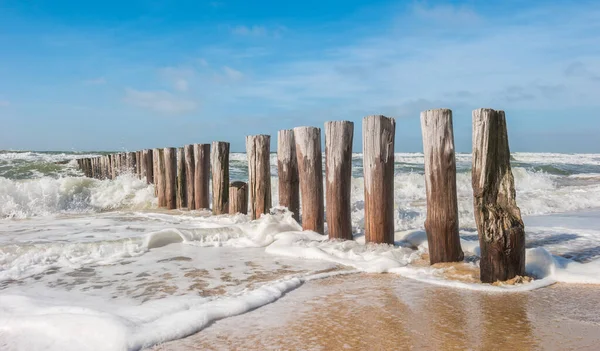 Pilhas Madeira Com Ondas Oceânicas Praia — Fotografia de Stock