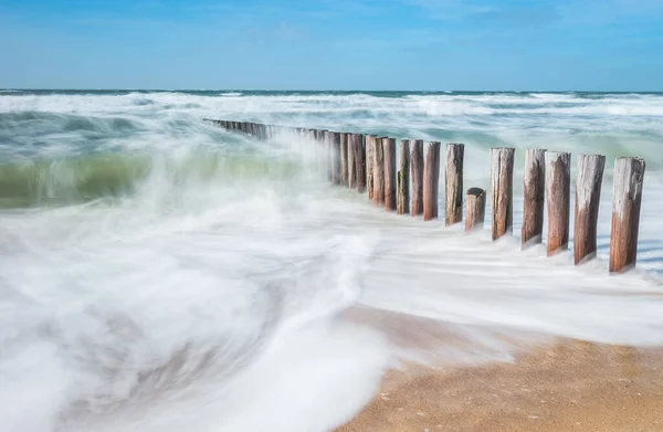 Vlnolamy Vlnami Drsném Severním Moři — Stock fotografie