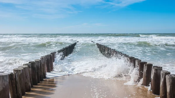 波や防波堤での海の景色 — ストック写真