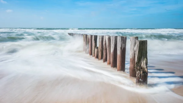 北の海で古い木製防波堤 — ストック写真