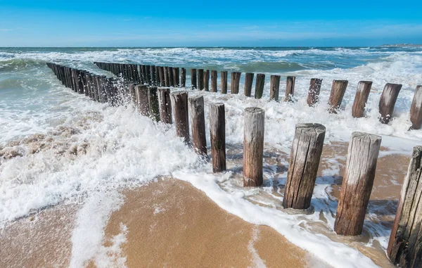Breakwaters Vlnami Pláži Severním Moři — Stock fotografie