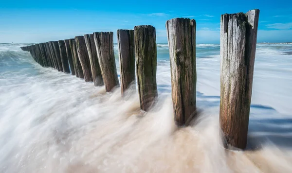 Moře Pláž Modrá Obloha Písek Vlnami — Stock fotografie