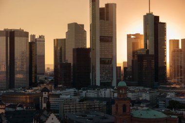 Frankfurt am Main skyscaper alacakaranlıkta ufuk çizgisi