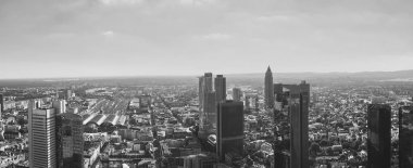 Frankfurt Skyline, alacakaranlıkta Panorama siyah beyaz renklerle