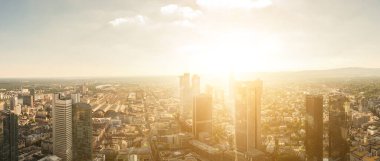 Frankfurt 'un hava manzarası. Hava karardığında ana ufuk çizgisi.