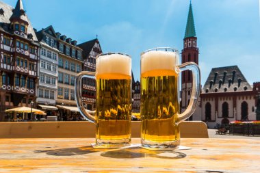 Frankfurt 'ta Alman birası, Romerberg Meydanı' nda.