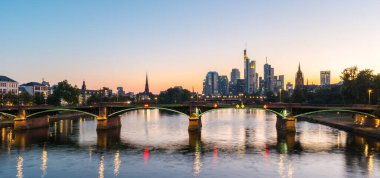 Frankfurt am Main Skyline Almanya 'nın mavi saatinde