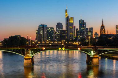 Frankfurt 'un görüntüsü Sunset Almanya' nın ana silueti