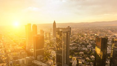 Frankfurt 'un hava manzarası Gün batımında ana gökdelenlerdenim
