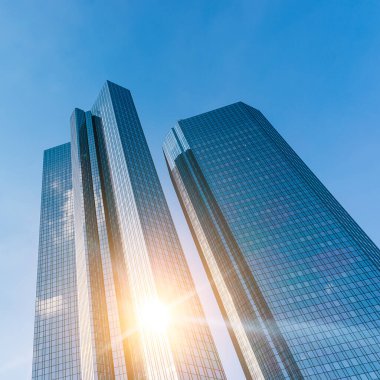 Modern ofis gökdelenleri, ticari bölgelerde gökyüzüne bakıyor.