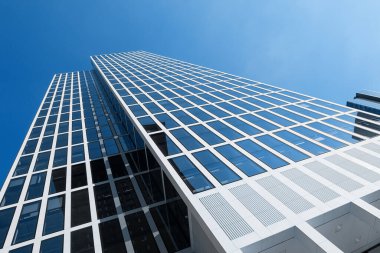 İş gökdelenleri, güneşli mavi gökyüzü