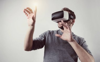 Sanal gerçeklik gözlüğü takan genç adam VR kulaklık