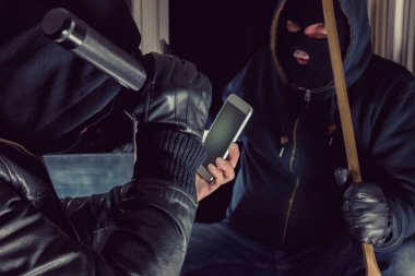 Haneye tecavüz için iki hırsız akıllı telefon kullanıyor.