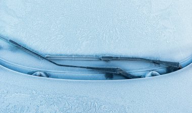 Araba ön cam buz ve kar ile kaplı