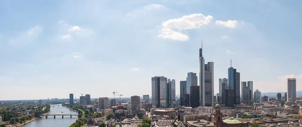 Франкфурт Майне Голубым Небом — стоковое фото
