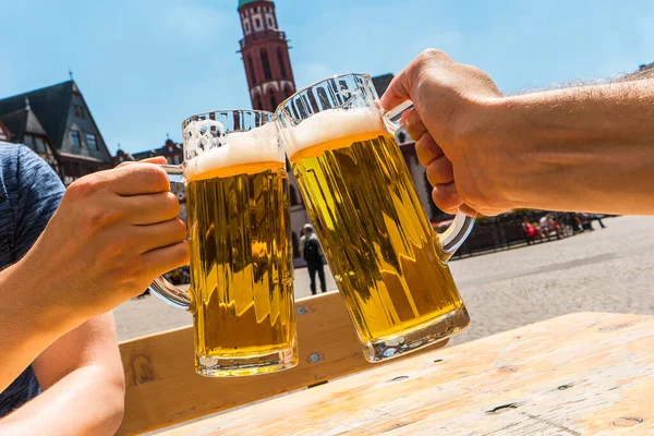 Anstoßen Mit Deutschen Biergläsern Biergarten — Stockfoto
