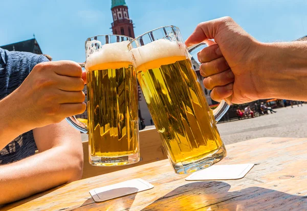 Dos Manos Humanas Tostadas Con Vasos Cerveza Alemana Frankfurt — Foto de Stock