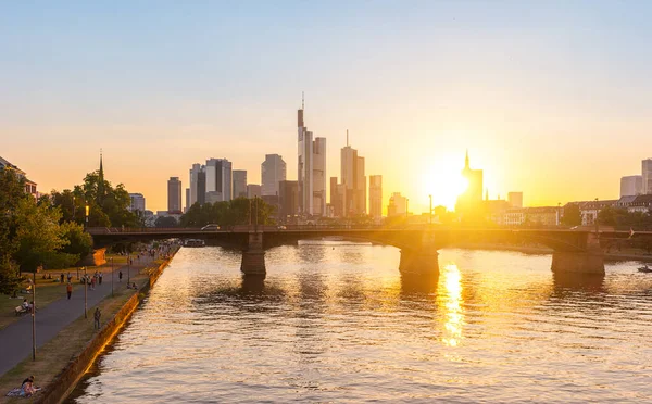 Skyline Frankfurt Vid Solnedgången Vid Huvudfloden Tyskland — Stockfoto