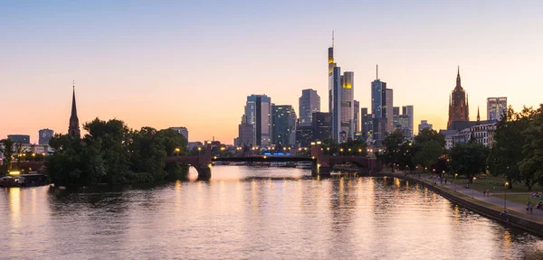 Frankfurt Main Skyline Durante Pôr Sol Hora Azul Alemanha — Fotografia de Stock