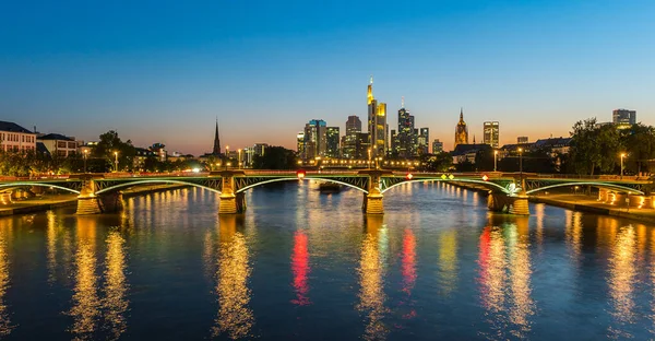 Frankfurt Skyline Saat Matahari Terbenam — Stok Foto