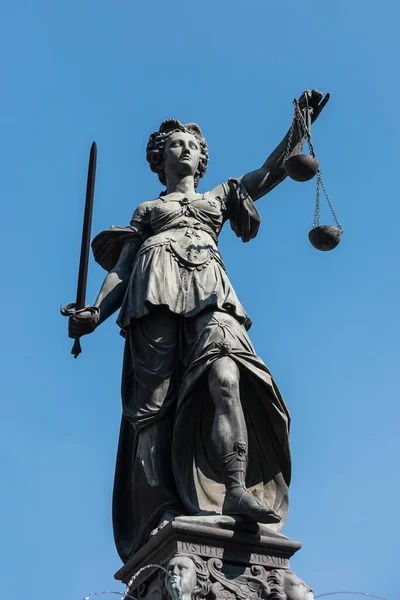 Justitia Latar Belakang Langit Biru — Stok Foto