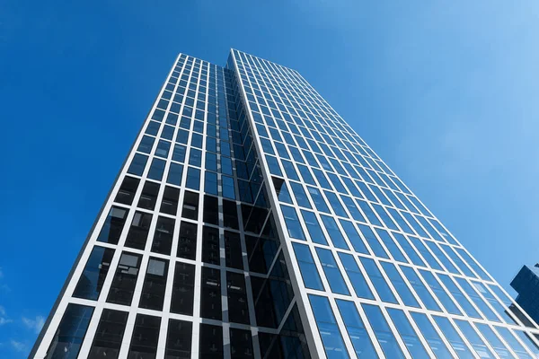 玻璃立面的现代商业摩天大楼 — 图库照片