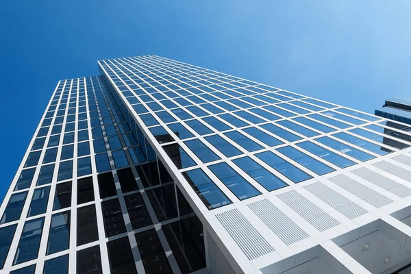 ビジネス高層ビル日当たりの良い青空 — ストック写真