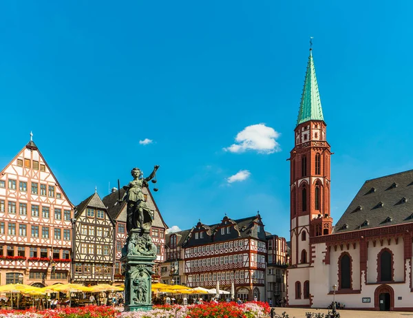 Oude Stad Vierkante Romerberg Met Justitia Standbeeld Frankfurt Duitsland — Stockfoto