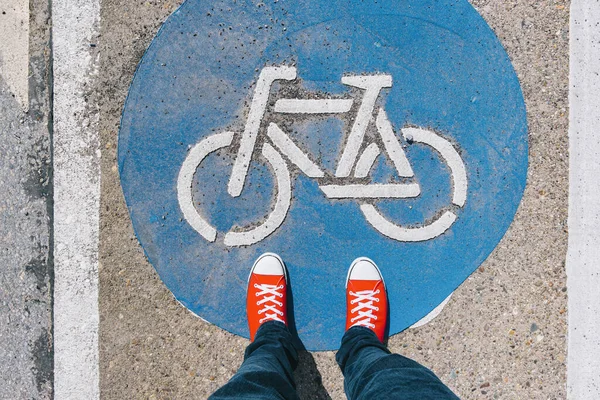 Homem Placa Zona Bicicleta Uma Rua Cidade Asfalto Tênis Vermelhos — Fotografia de Stock