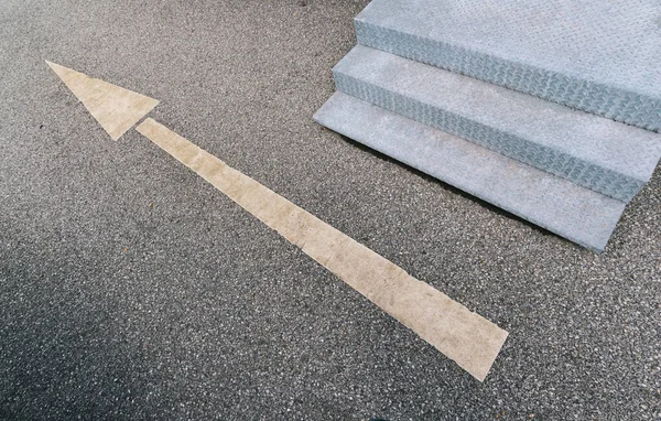 道路和楼梯上的前标志箭头 — 图库照片