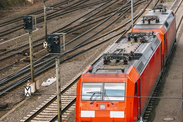 Modern Piros Ingavonat Vasútállomáson — Stock Fotó