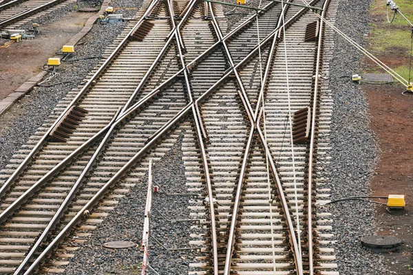 Çoklu geçiş noktası ile ilerlemek için pek çok seçeneği olan tren rayları