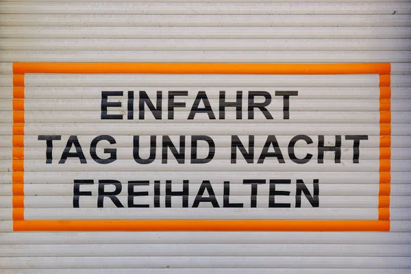 Niemiecki Tekst Einfahrt Tag Und Nacht Freihalten Tłumaczenie Zachować Dysk — Zdjęcie stockowe