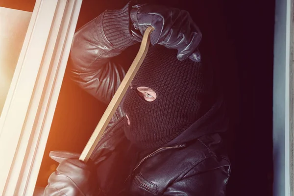 Ladrão Tentando Invadir Uma Casa Com Cabra Noite — Fotografia de Stock