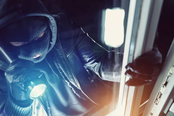 Ladrão Usando Lanterna Casaco Couro Para Quebrar Uma Casa Noite — Fotografia de Stock