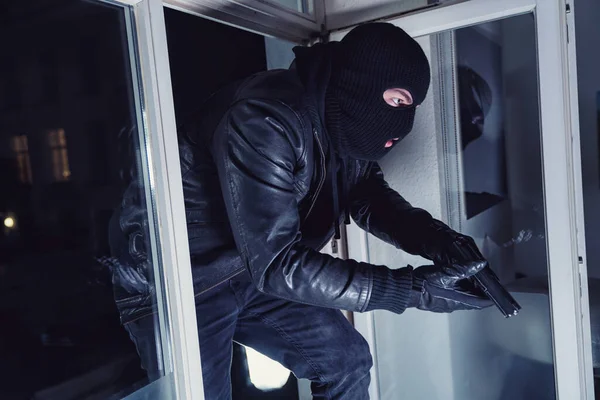 Hırsız Gece Elinde Silahla Kurbanın Evine Giriyor — Stok fotoğraf
