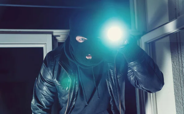 Inbrottstjuv Försöker Bryta Sig Ett Hus Med Ficklampa — Stockfoto