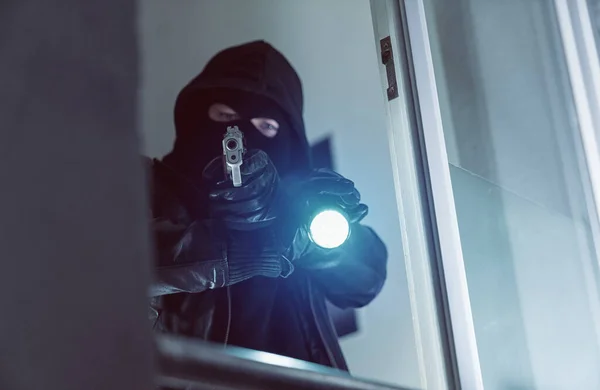 Терорист Або Бургер Який Вказує Пістолетом Над Вікном Вночі — стокове фото