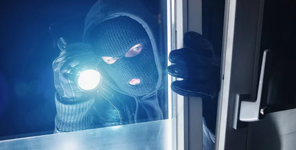 入室盗窃者通过窗户在夜间入室 — 图库照片