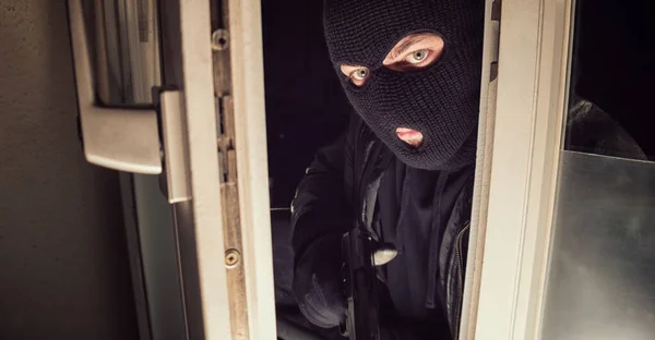 Silahlı Maskeli Bir Hırsız Dramatik Bir Hareketle Bir Evin Camına — Stok fotoğraf