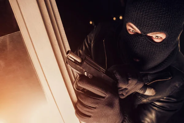 Ladrão Criminoso Usando Arma Para Invadir Uma Casa Noite — Fotografia de Stock