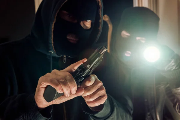 Zwei Maskierte Einbrecher Brechen Mit Waffe Und Taschenlampe Haus Ein — Stockfoto